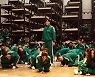 오징어게임 열풍에 흰색 스니커즈 판매 증가