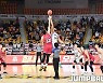 [JB포토] LG-KGC인삼공사 경기 '점프볼'