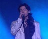 방탄소년단 뷔, 부상으로 앉아서 무대 "리허설 중 실수, 괜찮으니 아미 걱정마"