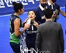 최윤지 통역사 '야스민에게 작전 전달'[포토]