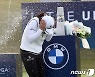 축하받는 고진영