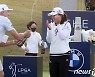 축하받는 고진영