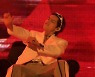 방탄소년단 뷔, 부상 탓에 의자 앉아 '불타오르네'→'쩔어' 소화