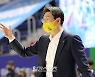 [포토]선수들 독려하는 김완수 감독
