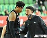 [JB포토] 힉스에게 작전 전달하는 삼성 김효범 코치