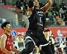 [JB포토] 삼성 힉스 '발란스 잡으며 공격'