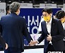 데뷔전 승리 축하를 받는 김완수 감독 [사진]