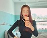 '11살 연하♥' 이사강, 립스틱만 수십개..잘록한 허리