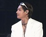 방탄소년단 뷔, 의자 앉아 무대 소화 "리허설 하다 실수..큰 걱정 말길"