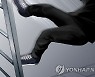 안전조치 없이 지붕 보수작업 중 추락사..현장소장 집행유예