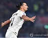 자책골·쐐기골로 병주고 약주고 대기록까지..즐라탄 원맨쇼