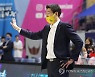 데뷔전 승리한 김완수 KB 감독 "모두가 즐거운 농구 하겠습니다"