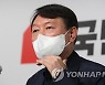與 "尹, 천공스님도 패밀리 비즈니스도 '최순실식 사고' 연상"(종합)