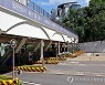 평택시흥고속도로서 SUV, 톨게이트 들이받아..2명 중상