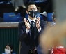 경기 보는 전희철 감독