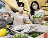 [포토] 신세계백화점, 제주 어민 돕기 '갈치 할인전'