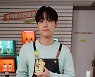 이도현 '해피치즈스마일에서 말리부와 함께'