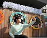 이도현 '#떡볶이엔말리부 팝업스토어' 에서 셀카를