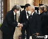 고 이태원 전 대표 조문 마친 배우 최민식