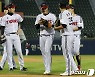 찬스서 못 치고 위기서 못 막은 LG, 7경기째 무승..롯데와 무승부