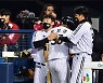 찬스 대타교체되는 문보경, 달래는 두 형들[포토]