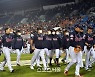 4-4 무승부 LG전 마무리하는 롯데 선수들[포토]