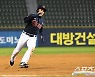 [포토] 손아섭 '동점을 향해 전력 질주'