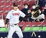 이영빈 '고의로 타구 안 잡는 이해 안가는 수비' [MK포토]