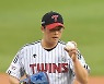 함덕주, 이틀 연속 연투 독됐나? 3구 던지고 팔꿈치 통증 강판 [현장스케치]