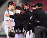 [MD포토] 팔꿈치 통증으로 교체되는 함덕주