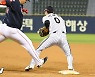 이대호보다 빠르게 포구 시키며 동점 막아내는 이영빈 [사진]