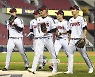 [잠실 게임노트]안 풀리는 LG, 오늘도 승리는 없었다..롯데와 4-4 무승부