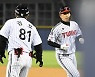 이성우,'홈경기 마지막일지도 모르는 희생번트' [사진]