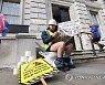 epaselect BRITAIN PROTESTS RAW SEWAGE DUMPING