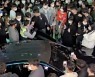 [단독] 강남역서 BMW 음주운전한 20대 남성 체포..동승자 여성 도주