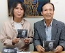 "창살 갇혀 지은 노래들 50년만에 길동무들에게 바쳐요"