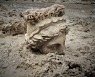 [월드&포토] 개울 바닥서 발견된 아프로디테·디오니소스 조각상