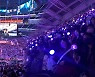 철창 넘어 비상한 BTS..아미는 마스크 속 '떼창'