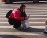 [영상]차 쌩쌩 다니는 도로에 아기가 아장아장..中누리꾼 "제정신인가"