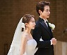 이지훈♥아야네, '판박이 부부'의 결혼식 현장..여리여리한 '40kg' 드레스 자태