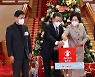 文 대통령 "기부·나눔 실천해 우리 사회 따뜻한 온기 채워지길"