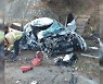 고개 내리막길서 차량이 가로수 충격..4명 사상