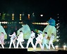'2년 만의 오프라인 콘서트 성료' 방탄소년단, 코로나19 팬데믹 이후 첫 대면 콘서트서 관객과 '눈맞춤'