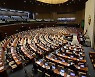 '역대 최대' 607.7조 예산안 국회 본회의 통과..손실보상·지역화폐 증액