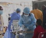 남아공, 사흘 새 감염자 4배 폭증.."델타 변이와 대조적"