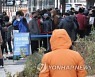 "신규확진 '최다' 불안하다" 주말 코로나19 검사소 '북새통'..도심·쇼핑시설 '한산'