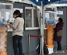 검체 채취하는 의료진
