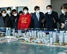 부산 북항재개발 홍보관 찾은 윤석열-이준석