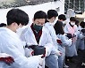 연탄봉사하는 허태정 대전시장과 공무원들
