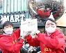부산 선거운동 중 케익 선물받은 윤석열